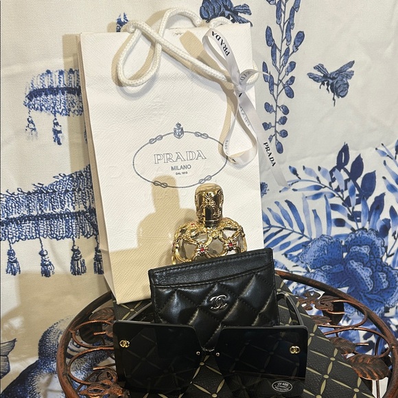 Prada Gift Bag with Free Gifts - Picture 3 of 14